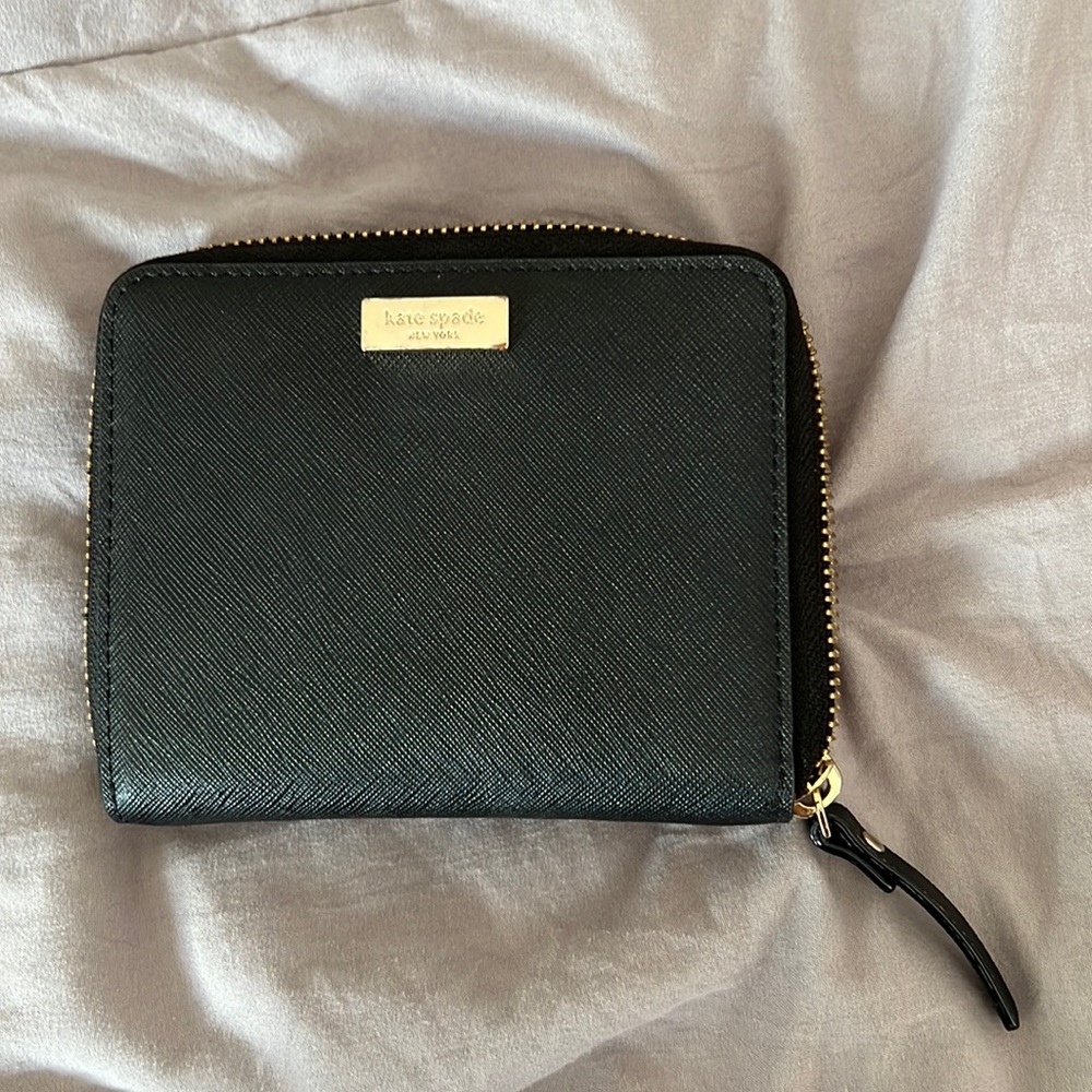 Kate Spade Darci Laurel Small Black Zip Around Wallet, EUC
